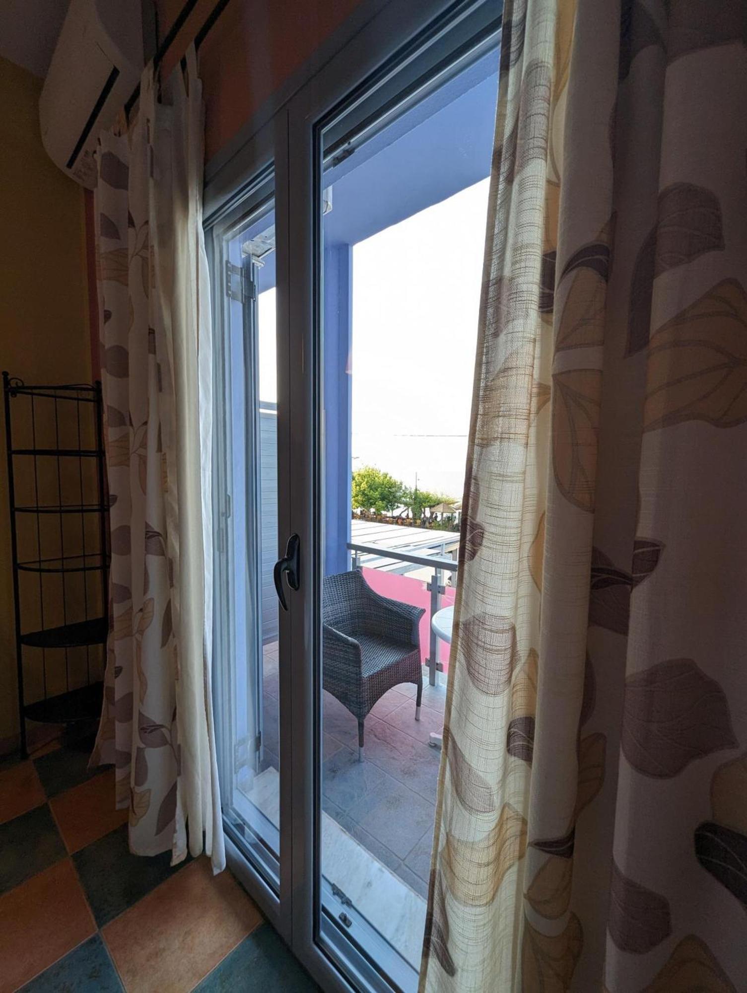 Okeania Seafront Rooms In Kamena Vourla Exterior photo