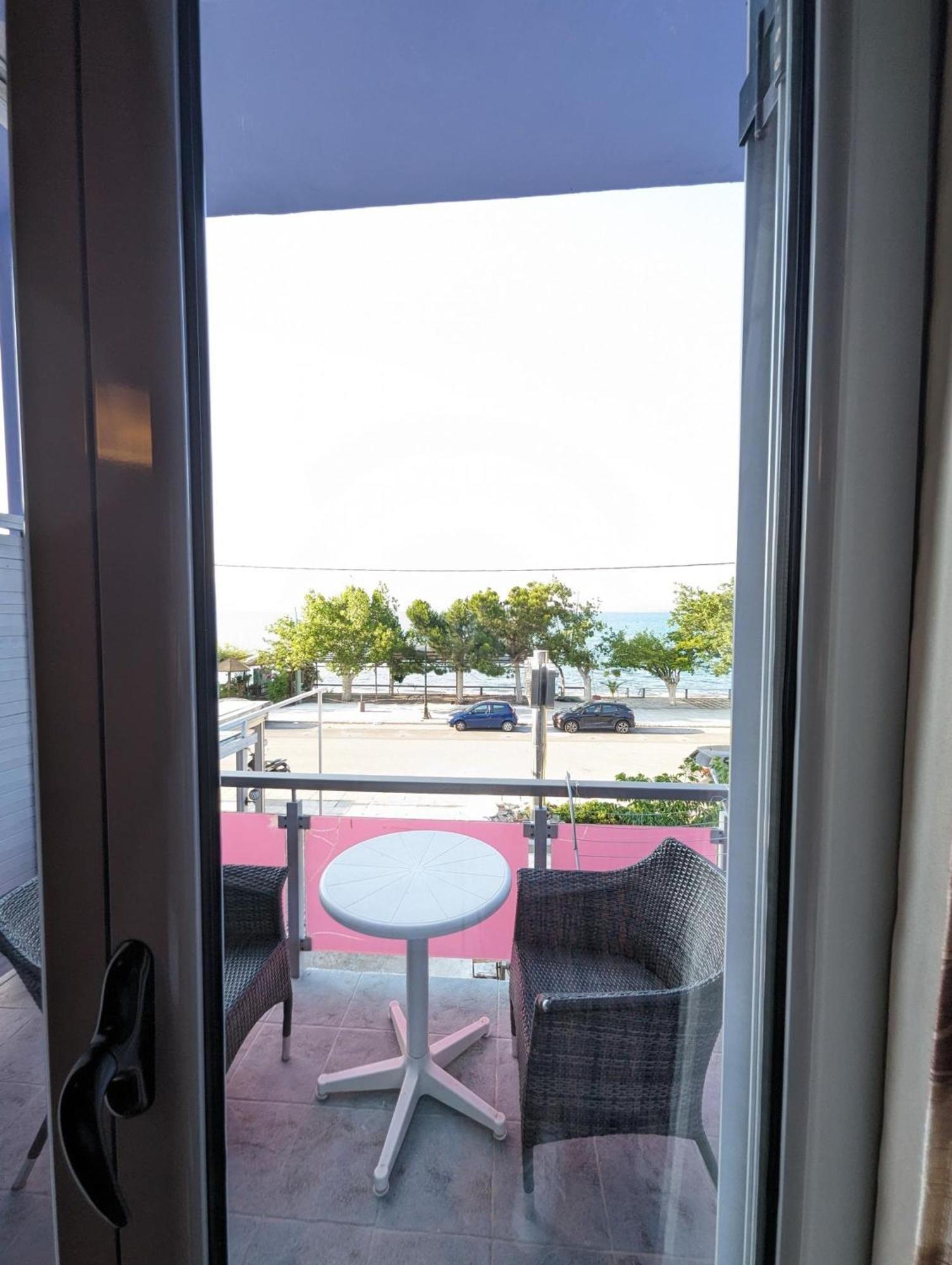 Okeania Seafront Rooms In Kamena Vourla Exterior photo