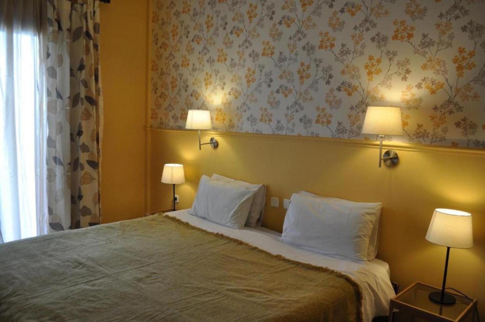 Okeania Seafront Rooms In Kamena Vourla Exterior photo