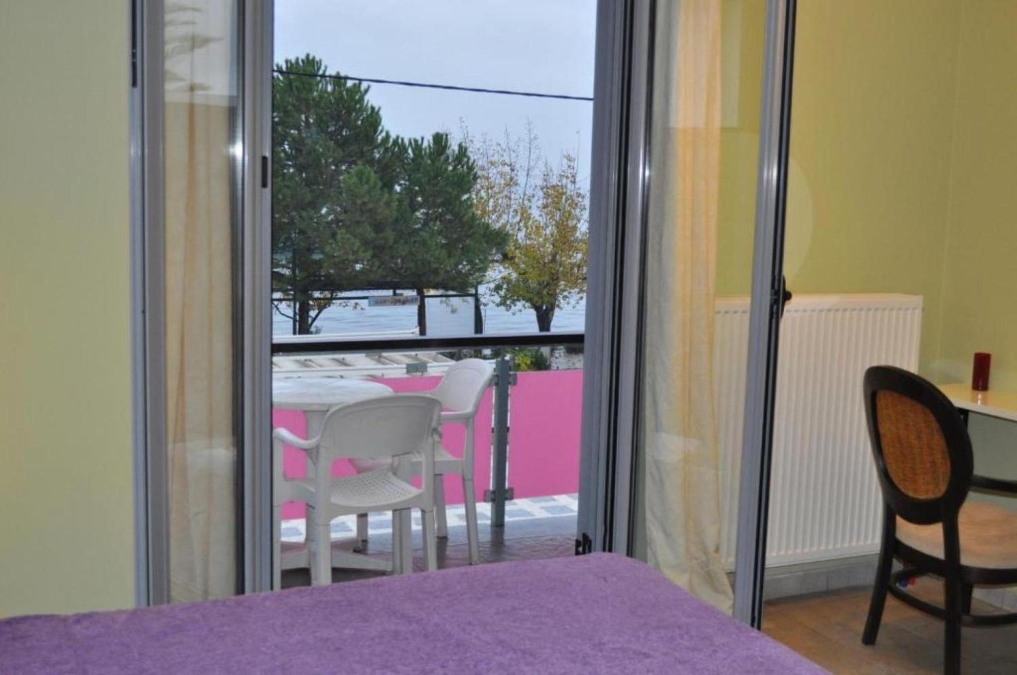Okeania Seafront Rooms In Kamena Vourla Exterior photo
