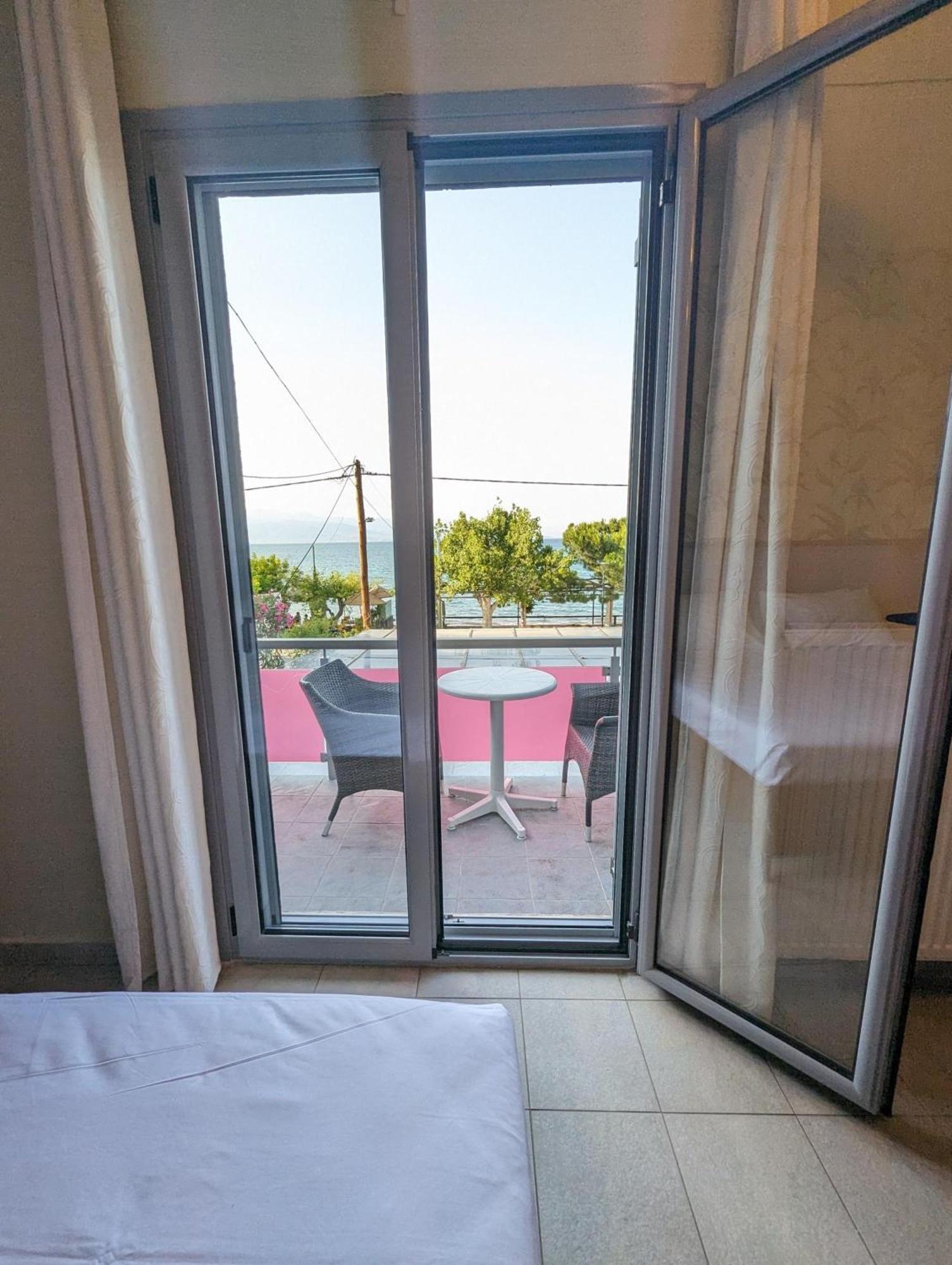 Okeania Seafront Rooms In Kamena Vourla Exterior photo