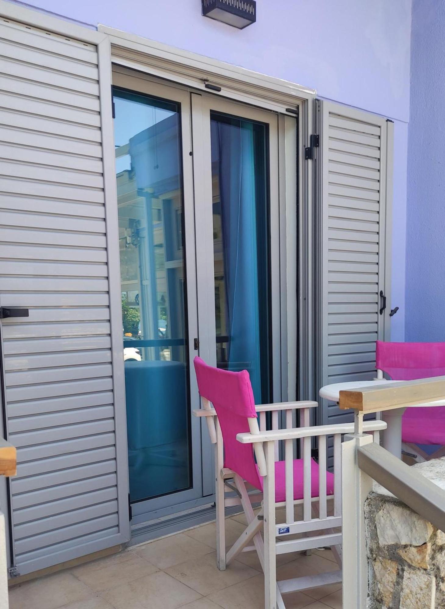 Okeania Seafront Rooms In Kamena Vourla Exterior photo