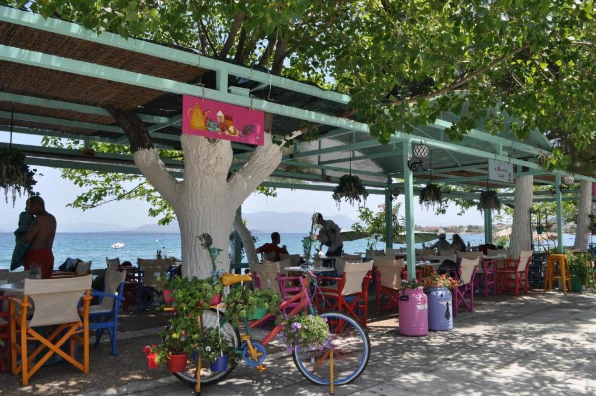 Okeania Seafront Rooms In Kamena Vourla Exterior photo