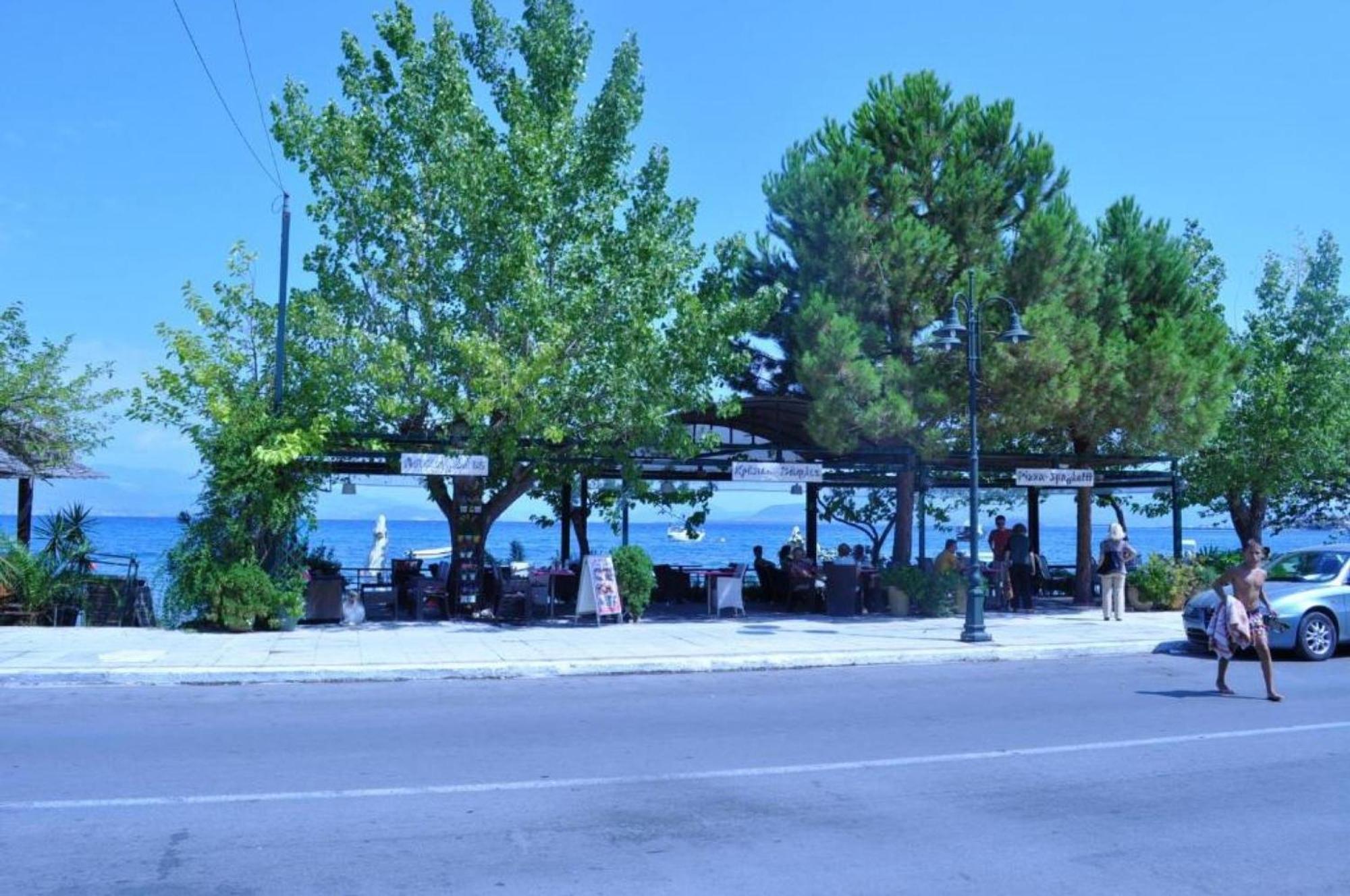 Okeania Seafront Rooms In Kamena Vourla Exterior photo