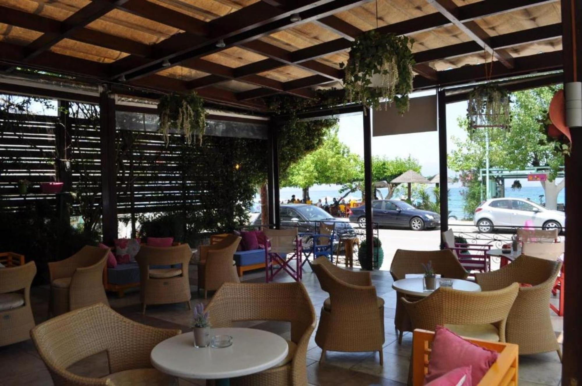 Okeania Seafront Rooms In Kamena Vourla Exterior photo