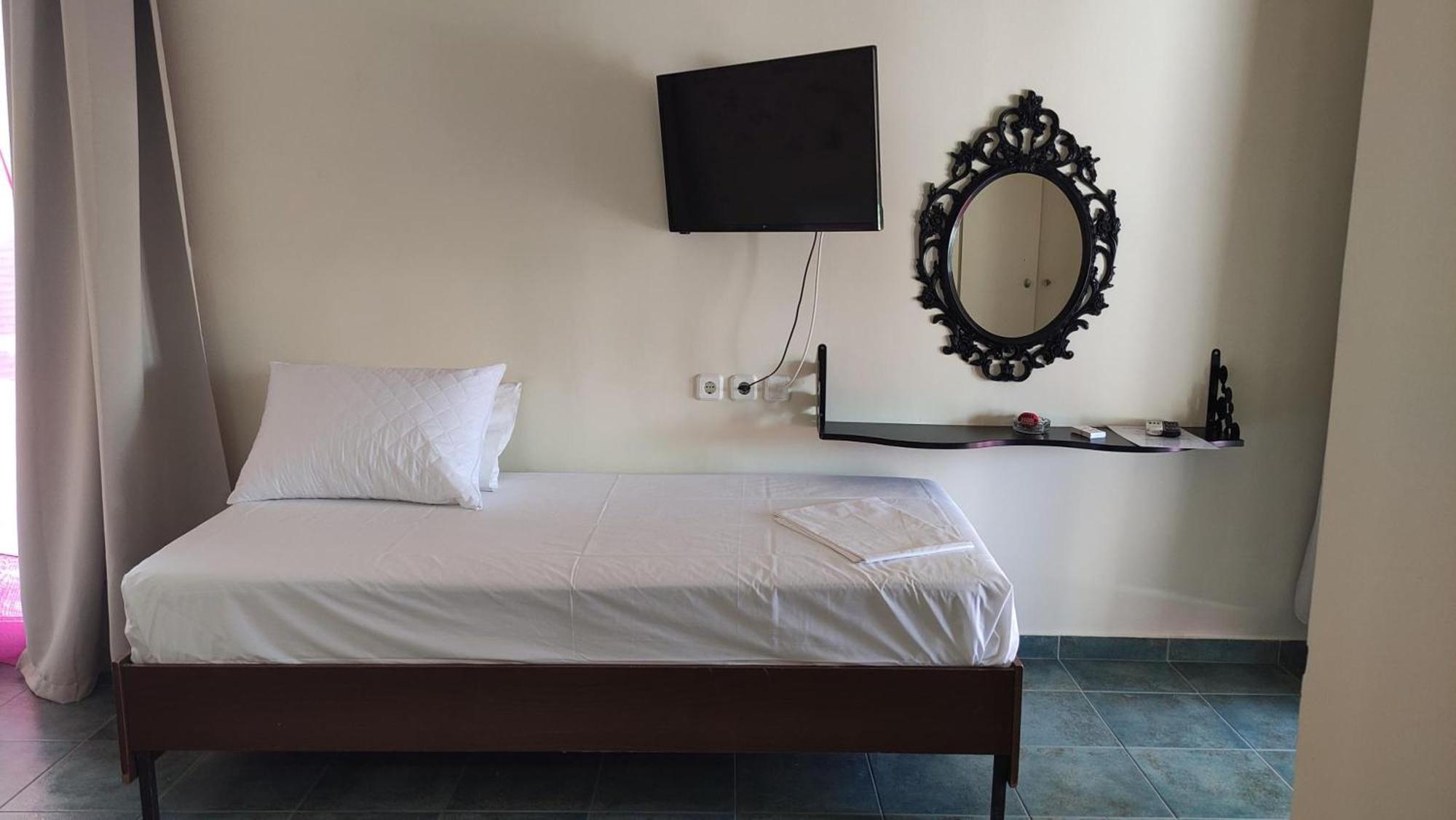 Okeania Seafront Rooms In Kamena Vourla Exterior photo