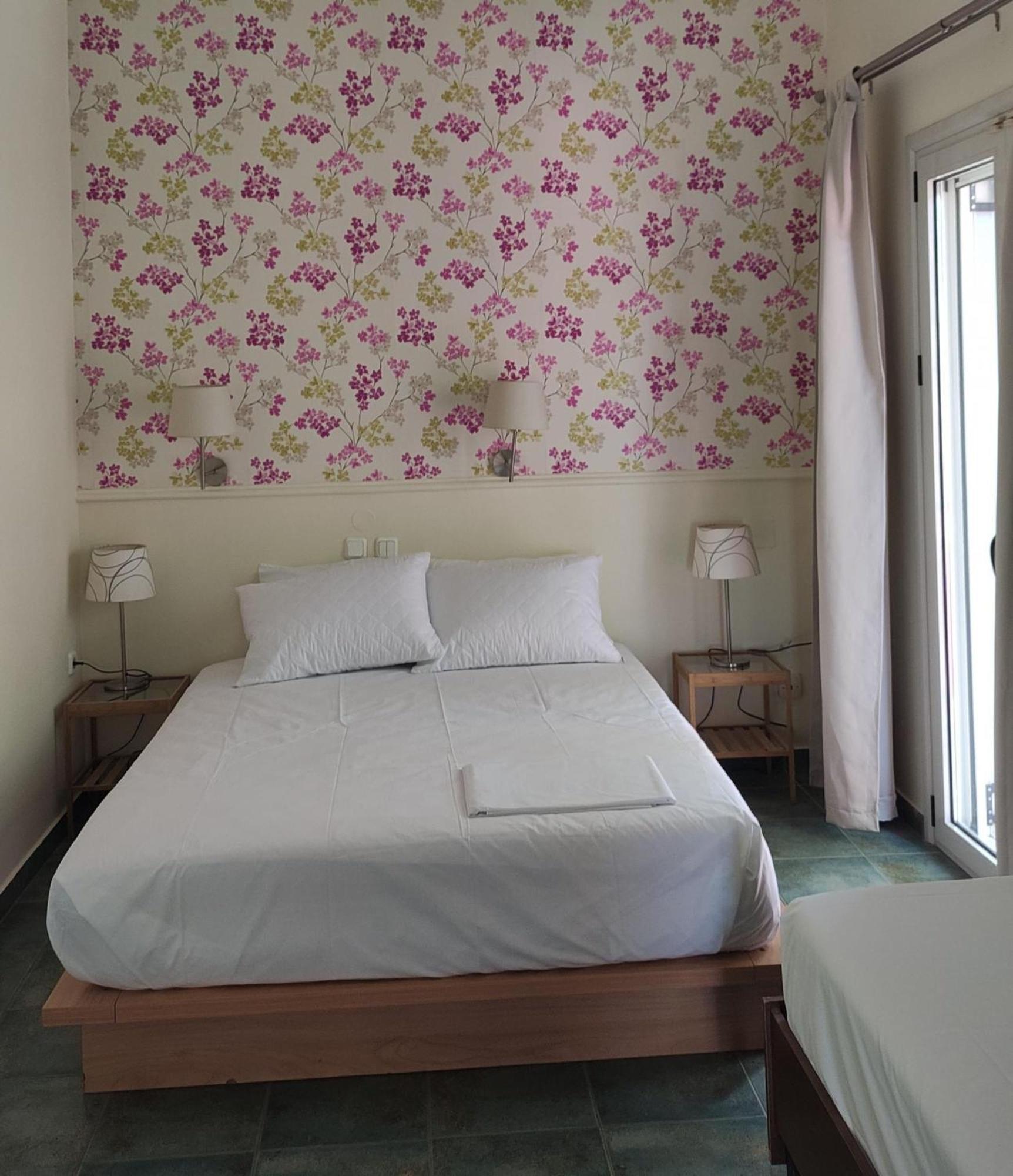 Okeania Seafront Rooms In Kamena Vourla Exterior photo